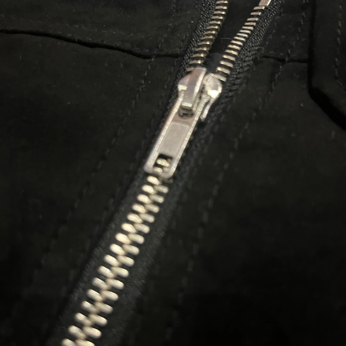 Svart kjol med dragkedja från Divided - 93