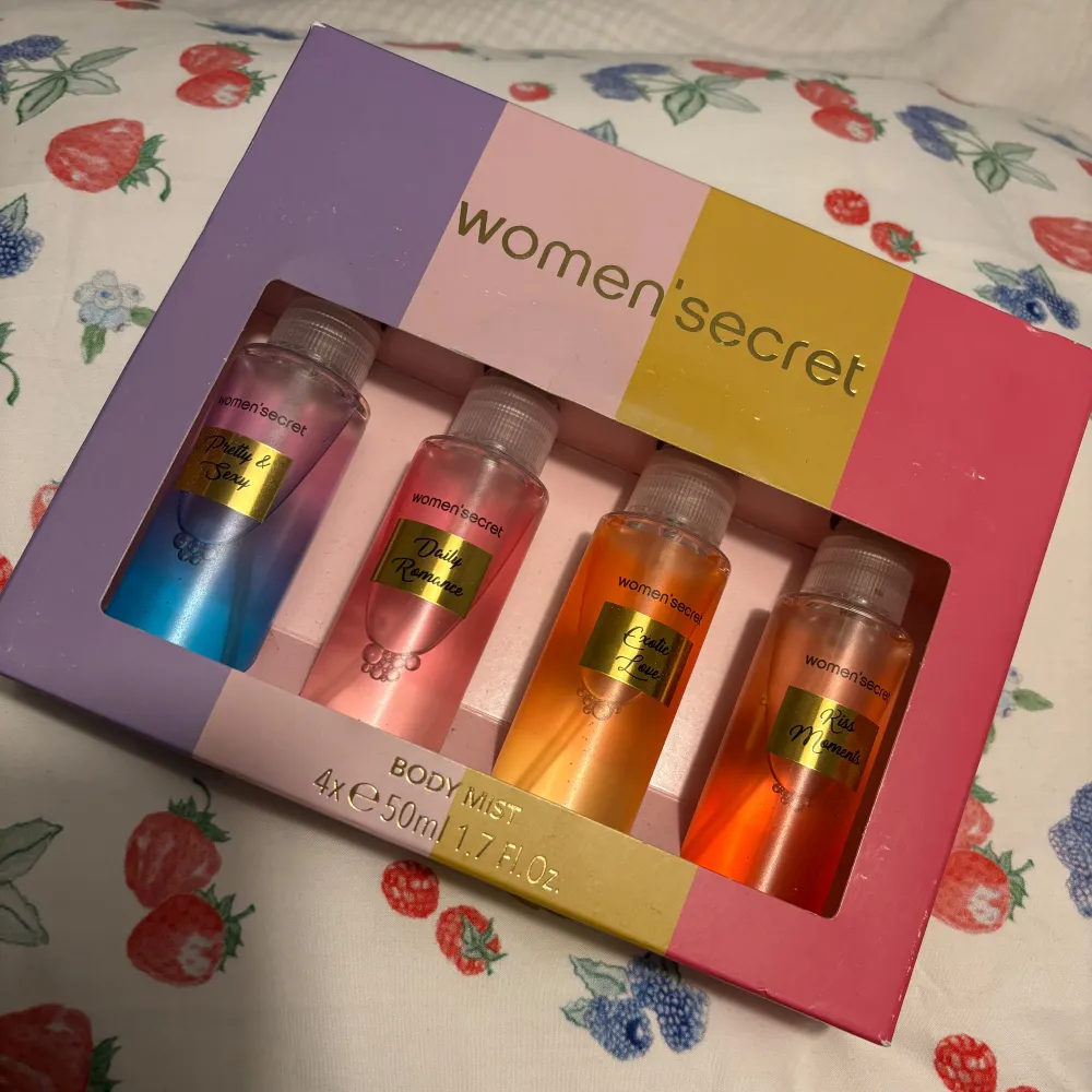 Säljer ett färgglatt set med fyra olika body mists från Women'secret. Varje flaska är 50 ml och kommer i en fin presentförpackning med pastellfärger. Perfekt för att testa olika dofter eller ge bort som present! 💖. Parfym.