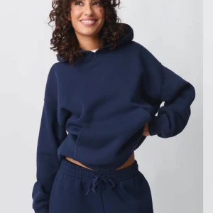 Gina Hoodie - Mörkblå hoodie från gina som inte kommer till användning längre. Lite oversized på mig som vanligtvis brukar ha S, egna bilder finns!💗