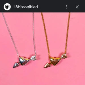 Halsband med hjärta och pil - Säljer det silvriga l8hasselblad halsbandet! Tappat lite av silver glansen som silver smycken tyvärr gör med tiden, har enbart använt det enstaka gånger. Gär att fixa lätt genom att putsa upp med silverputs! Skriv för egna bilder🩷