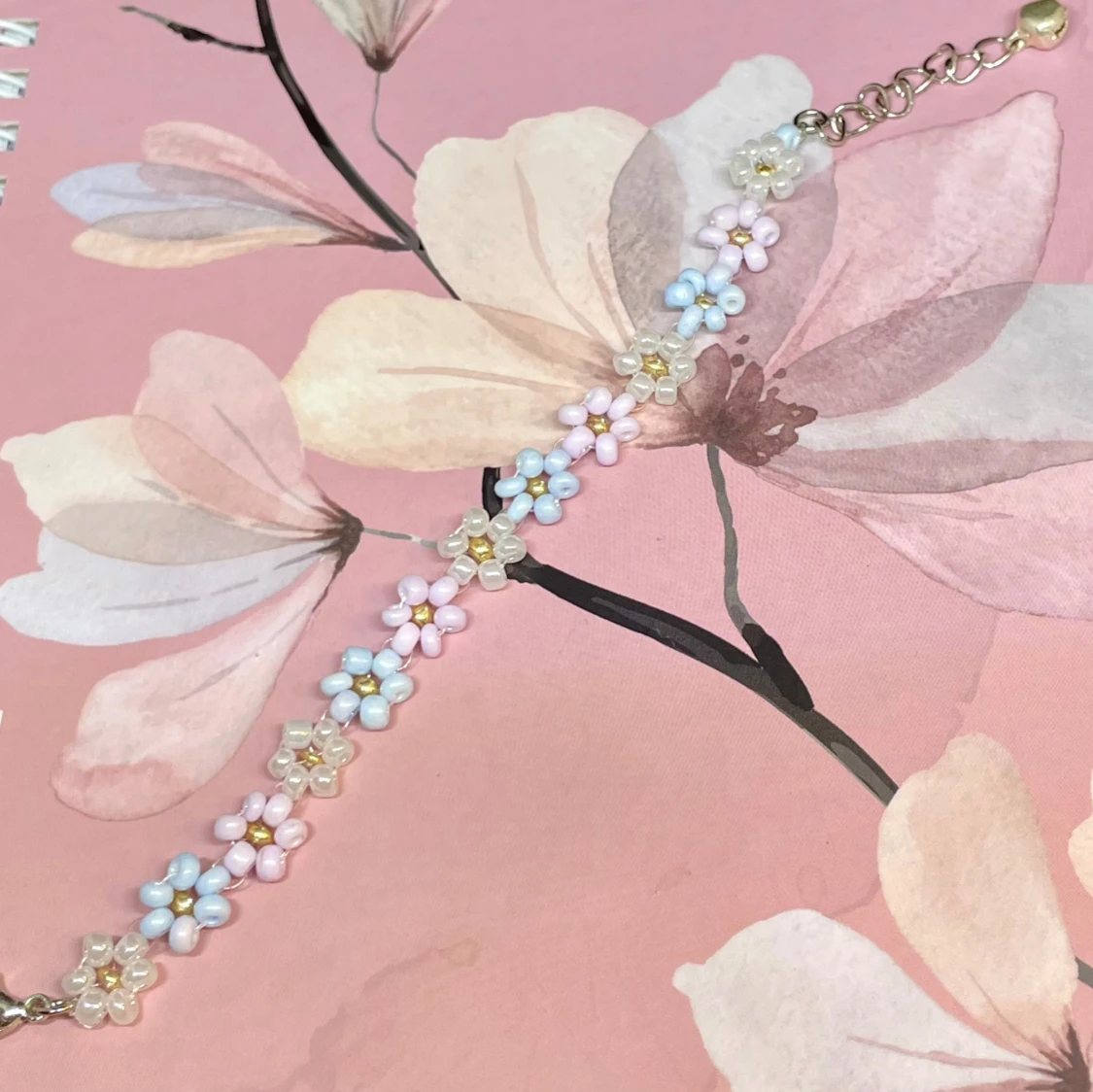 Färgglatt blommigt handgjort armband - 91