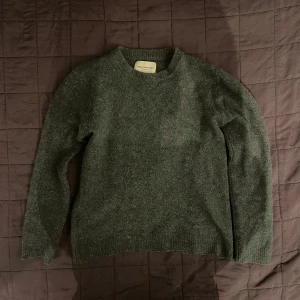 Tröja från These Glory Days - Säljer en mörkgrön tröja från These Glory Days. Det står att storleken är M men den sitter mer som en S mer åt Xs hållet, eftersom den har tvättats fel. Den har två små hål som är lätta att fixa, därför är även tröjan billig.