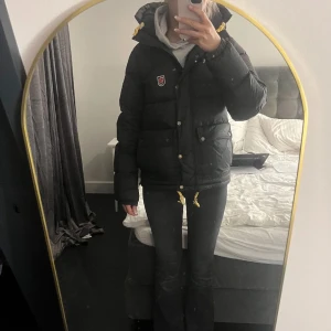 Fjällräven jacka dam svart - Säljer min svarta Fjällräven jacka i storlek XS. Köpte ny för 6999 i vintras. 