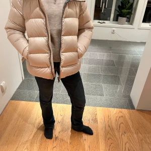 Beige pufferjacka från Colmar - Säljer min kräm vita vinterjacka från colmar  pga att den inte kommer till användning längre💕 Den är liten i storleken men den är i storlek 38! Ganska använd men inget synligt slitage🤍🩵🩵Köpte för 5000kr