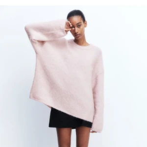 Rosa oversized tröja i mohairmix - Oanvänd med prislapp!  Supermysig rosa oversized tröja i mohairmix. 