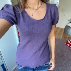 100% kashmir tröja - SÄLJER MASSA 100% Kashmir tröjor, checka profilen och insta wiseuf🌟✨Lila 100% kashmir tröja i tshirt modell. Inga defekter, inte nopprig och inga håll. Super mjuk med fina detaljer på axlarna. Storlek L men motsvara M. 👚