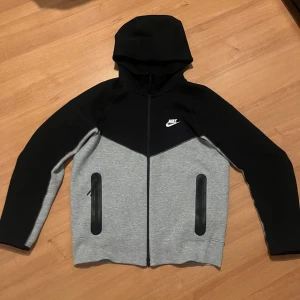 Nike tech - Säljer min Nike tech som är använd ett par gånger men är i nyskick. Storlek M. Priset är inte hugget i sten 