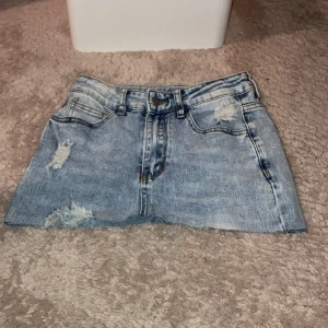 Jeanskjol från Shein - Säljer en cool jeanskjol från Shein i storlek 13Y. Den är ljusblå med slitna detaljer som ger en trendig look. Perfekt för sommarens alla äventyr! 🦋