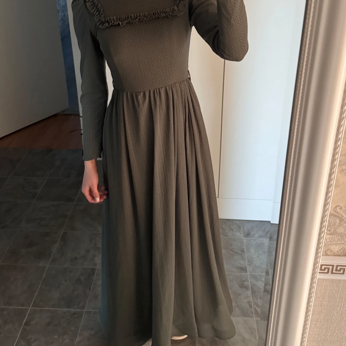 Mörkgrön långklänning med volangdetaljer