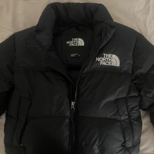 The North Face jacka  - !Min spegel är dammig, jackan har ej fläckar! Köpt för 3 499kr i modellen nuptse short jacket W och endast använd en vinter, inga märkbara defekter❤️ Skriv för fler bilder