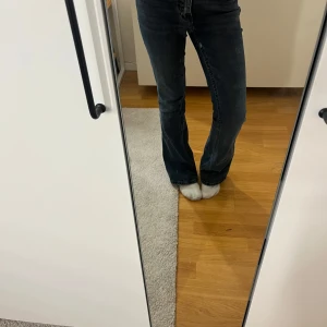 Gina jeans  - Säljer ett par mörkblå jeans från Gina tricot i storlek 32 men passar mig som kan ha 34 också💞säljer pga att dom inte kommer till användning längre, bra skick har inte använt dom så mycket, pytte lite slitna längst ner men inget man tänker på💞