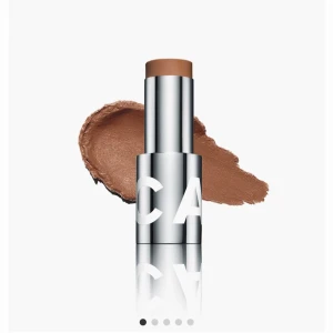 Caia bb stick  - Snygg och praktisk bronzer i stickformat med en krämig konsistens. Perfekt för att skapa en solkysst look med enkel applicering. Kommer i en stilren silverförpackning med stor text på sidan. Bb stick i 50w