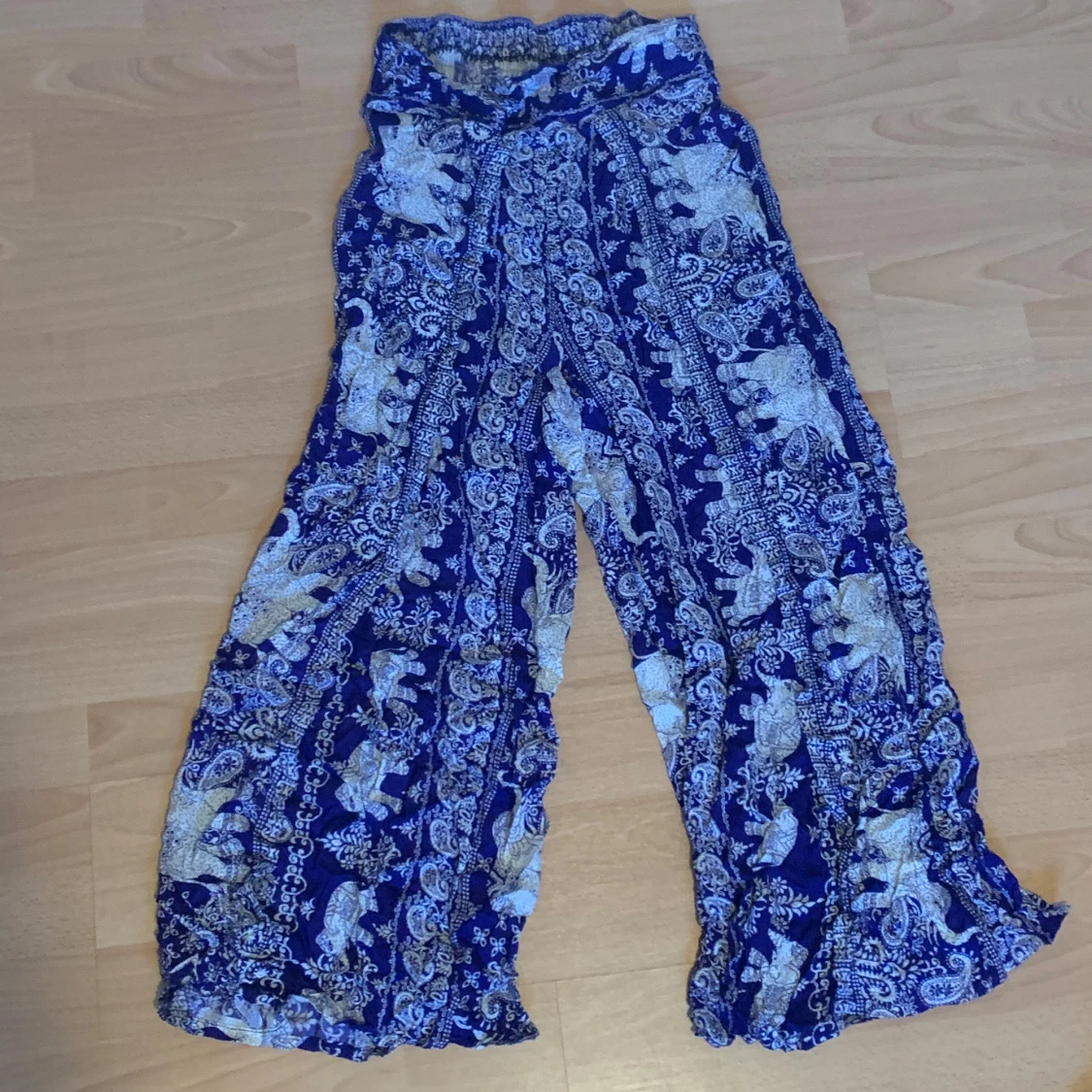 Mönstrade vida byxor i blått och vitt