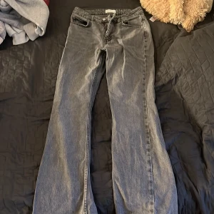 Grå bootcut jeans❤️ - Använda gråa jeans i storleken 34 från Gina ❤️