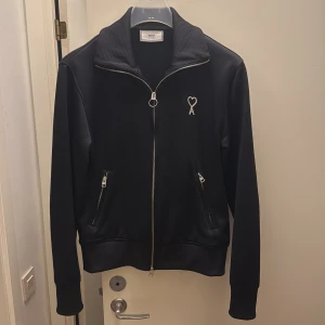 AMI Paris Track Jacket - Säljer nu denna i storlek M. Pris kan diskuteras vid snabb affär. Sparsamt använd