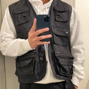 Fiskeväst från Mil-Tec - Riktigt snygg svart fiskeväst i storlek S (passar även M) från Mil-Tec som inte längre går att få tag på. Enbart använd ett fåtal gånger, funkar även som unisex. Lyfter outfiten på en gång och går att ha med i princip allt! 