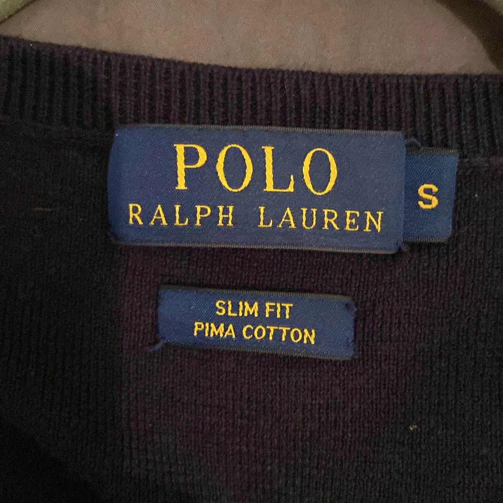 Säljer en snygg mörkblå tröja från Ralph Lauren i slim fit. Den är gjord av mjuk pima bomull och har en broderad orange logga på bröstet. Bara använd några gånger så den är i väldigt bra skick. Tröjor & Koftor.