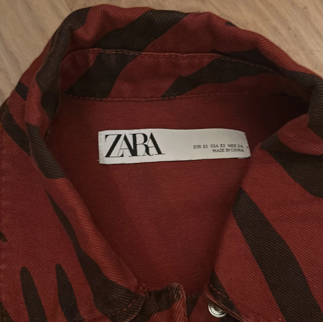 Röd och svart zebramönstrad jacka - 90