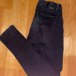 Svarta Nudie Jeans - Säljer ett par svarta jeans från Nudie i mycket bra skick. De har en slim passform, och är i storlek 31/32. Modellen heter Skinny lin! Tveka inte på att höra av dig kring frågor. Med vänlig hälsning, SweStile!