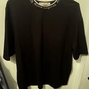 Acne Studios  - Tshirt från Acne Studios, väldigt bra skick. Köpt för 1799 på Acne i Stockholm. Storlek M men passar även L