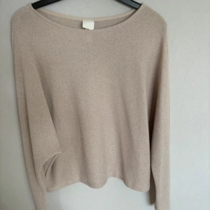 Beige stickad tröja - Säljer en supermysig beige stickad tröja i bra skick. Perfekt för höst och vinter med sin mjuka och varma känsla. Tröjan har en avslappnad passform och långa ärmar, vilket gör den idealisk för lager-på-lager-stil. Passar både till vardags och lite finare tillfällen.