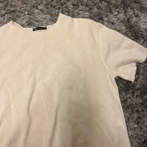 tröja  - ”Stickad” t-shirt från Zara köpt i somras! Endast använt cirka 2 gånger kanske❤️Färgen är inte riktigt helvit men inte beige heller 