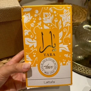 Yara Eau de Parfum från Lattafa - Säljer en superfin Yara Eau de Parfum från Lattafa (mango-varianten). Har använt ca 10 sprut max. Perfekt för dig som älskar en fräsch och unik doft! 🌼