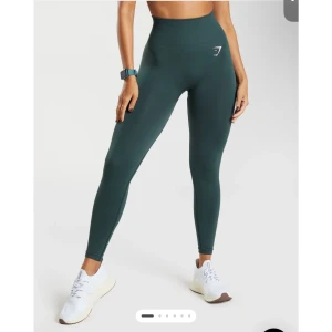 Mörkgröna leggings från Gymshark - Snygga mörkgröna leggings från Gymshark i ett stretchigt och bekvämt material. Perfekta för träning eller en aktiv vardag. De är högmidjade och har en tight passform som framhäver figuren. 