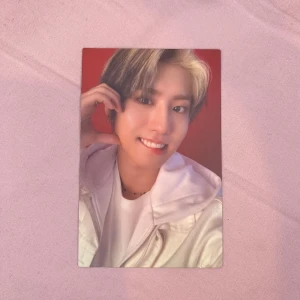 STRAY KIDS GO生 GO LIVE PC - Säljer min absoluta favorit Han Jisung PC från GO LIVE Limited ver som jag även hört är en rare pull. Denna köpte jag som Han Jisung collector och nu väljer att sälja vidare. Mycket bra skick då jag bevarat den försiktigt. 