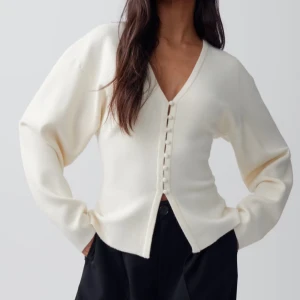 kofta  - säljer denna slutsålda kofta från Gina Tricot, strl L men passar även M/S beroendes på hur man vill att den sitter