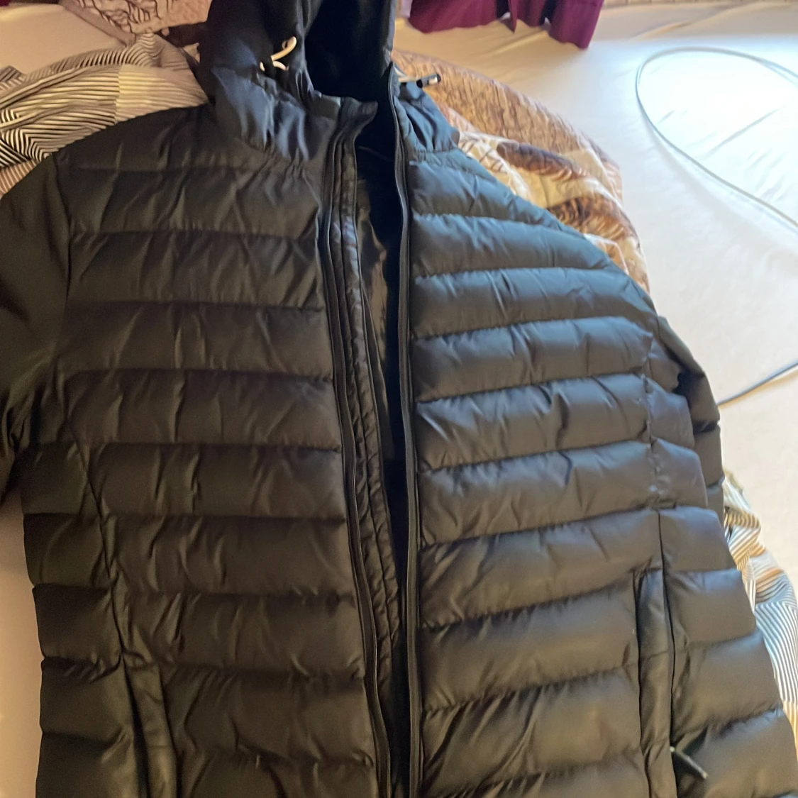 Svart dunjacka med huva