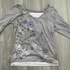 Grå blommig långärmad 2000s tröja - Jätte cool tröja för hösten/vintern!! Väldigt elena gilbert vibes! 