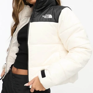  The North Face jacka - Säljer min vinterjacka från The North Face i cremevit och svart. Använd fåtal gånger, är i nyskick.