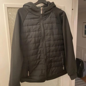 Cardigan från viellas - Säljer en svart cardigan från viellas. Endast använd en gång och den är i väldigt bra skick. Passar till vintern, höst samt våren. Pris kan diskuteras vid snabb affär