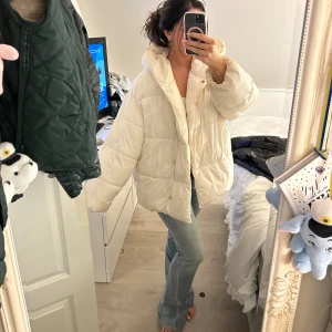 Vit pufferjacka - Säljer en supermysig vit pufferjacka som är oversized. Den är i mycket bra skick. Den är ifrån h&m och var väldigt trendig förra vintern, slutsåld överallt!💖