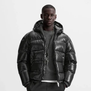 Zara dunjacka - Zara dunjacka strlk L Sitter bra på mig ca 185 lång Nypris 1400kr Skick 9/10 Sparsamt använd Skriv privat för fler bilder