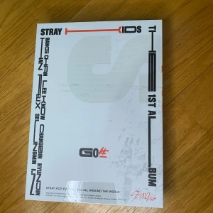 STRAY KIDS - 1ST OFFICIAL ALBUM [GO生] STANDARD VER. - PACKAGE FOR EACH VERSION : - 1 OUT BOX - 1 PHOTO BOOK (80P) - 1 CD-R - 2 PHOTO CARD (RANDOM 2 OUT OF 40, SAME IMAGES FOR BOTH LIMITED VER. AND STANDARD VER.) - 1 UNIT LYRIC LEAFLET (RANDOM 1 OUT OF 2, 8P, SAME DESIGN FOR BOTH LIMITED VER. AND STANDARD VER.) - 1 4-CUTS FILM (RANDOM 1 OUT OF 4, SAME IMAGES FOR BOTH LIMITED VER. AND STANDARD VER.) - 1 SECRET CARD (SAME DESIGN FOR BOTH LIMITED VER. AND STANDARD VER.)