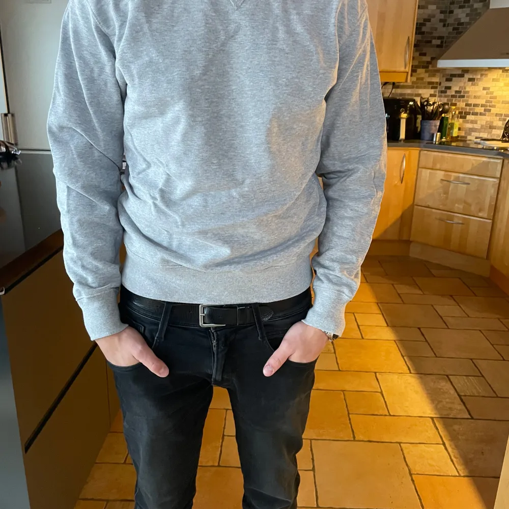 Säljer min gråa sweatshirt från uniqlo som är i storlek S. Säljer den för att jag inte använder den längre. Den är väldigt skön och nypris är 500kr. Tröjor & Koftor.