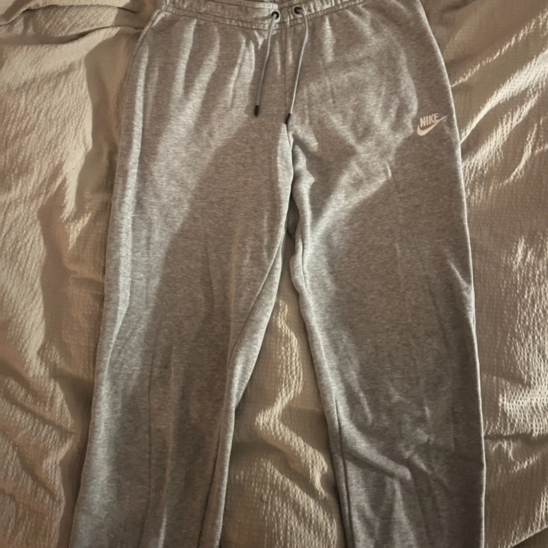 Grå mjukisbyxor från Nike