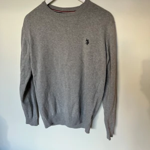 Grå tröja från Polo assn - Säljer en stilren grå tröja från polo assn i storlek S. Tröjan är i mycket bra skick. Inte några fläckar eller hål.