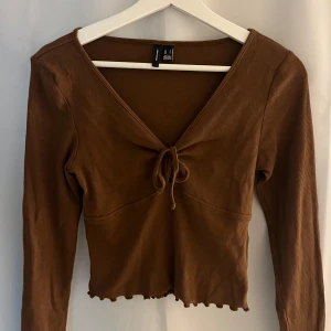 Brun ribbad topp från Vero Moda - Säljer en brun topp från Vero Moda i storlek S. Knappt använt🤎