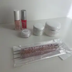 Överblivna produkter som inte kommit till användning. 15g builder gel i en genomskinlig rosa färg och en 5g helt transparant builder gel. Ett litet akrylpulver (genomskinlig), prick-verktyg och två nagellack. Geléerna är använda två gånger och akrylen är oanvänd, såväl som prick-verktygen. 