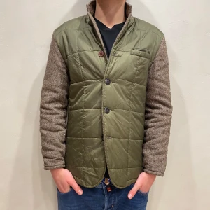Cardigan Notch London - Hej! Säljer nu min cardigan från märket notch london, storlek M, väldigt bra skick modellen är 184cm och väger 70kg . Tveka inte på att höra av dig om du har frågor eller funderingar kring cardiganen!