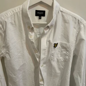 Vit skjorta från Lyle & Scott - Hej! Säljer en klassisk vit skjorta från Lyle & Scott i storlek 14-15 years passar också en person som har storlek s. Säljer den pga att jag inte får användning av den. Hör av er om ni har några funderingar!
