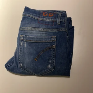 Dondup George - Riktigt Schyssta Dondup George med riktigt goa slitningar och perfekt passform! | W33 | Skick 8/10 då jeansen är i bra skick men använda😊 | OBS man kan se in vid hålen i knäna! | Nypris 3500, mitt pris är endast 999kr| Hör gärna av dig vid frågor😊