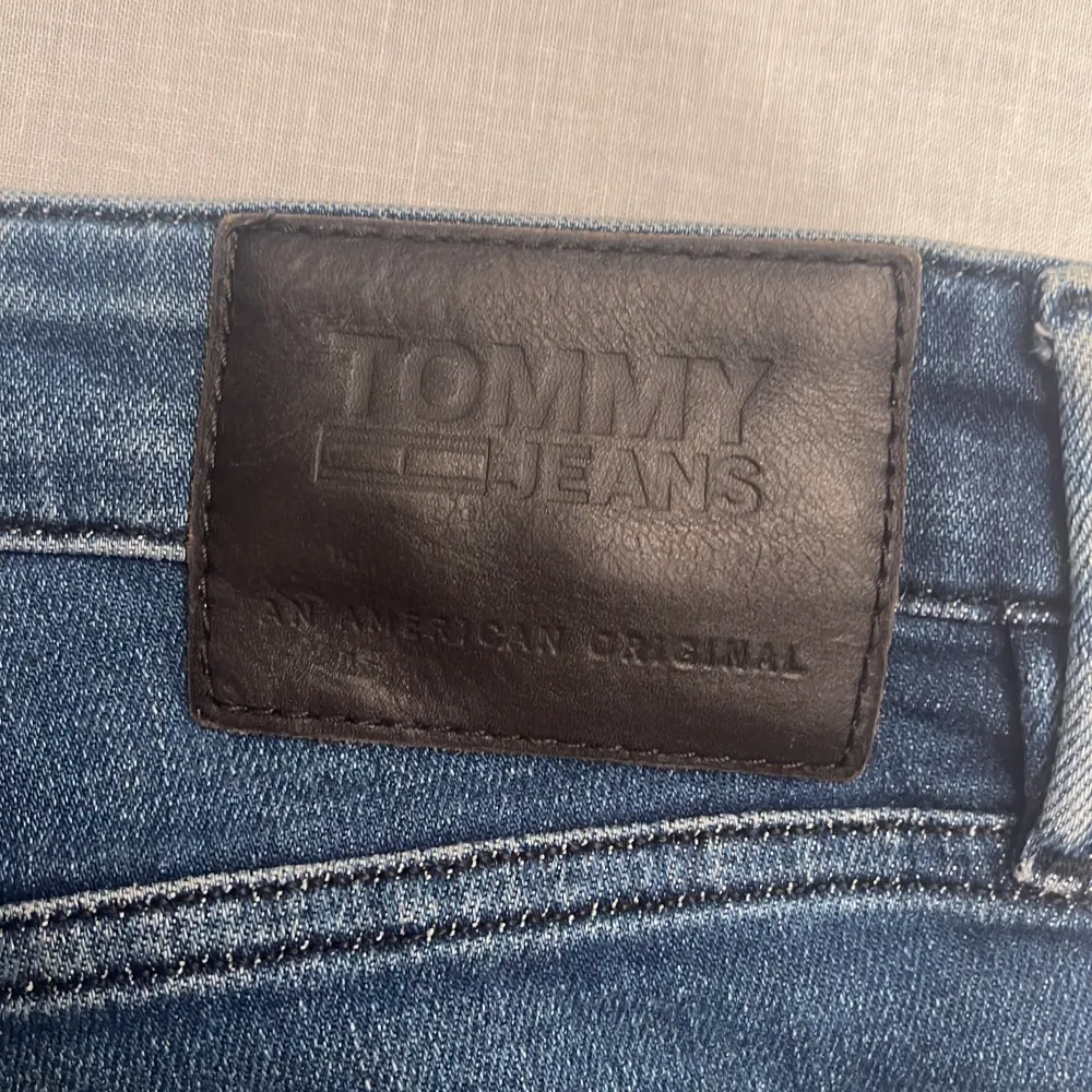 Säljer ett par snygga blå jeans från Tommy Jeans i modellen Slim Scanton. De har en slim passform och är i klassisk blå denim. Perfekta för både vardag och fest! 🕺w31 L34. Jeans & Byxor.