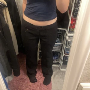 Svarta kostymbyxor från Nelly - Säljer ett par svarta kostymbyxor från Nelly i storlek 38. De har en klassisk bootcut-stil och är perfekta för både vardag och fest. Byxorna är i bra skick och har en snygg passform som framhäver figuren. Perfekta att matcha med en topp eller blus för en stilren look.