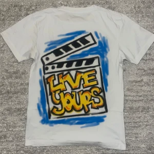 Central Cee T-shirt  - Central Cee T-shirt. Inga skador använd 2 gånger! Den kan användas av killar och tjejer ’STILL LOADING World Tour' i gult och blått, och på baksidan 'LIVE YOURS' med 