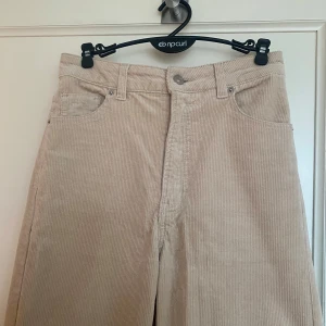 Beige manchesterbyxor - Säljer ett par visa gräddvita manchesterbyxor från hm, superbra skick❣️