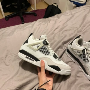 Jordan 4 Military black  - Helt nya oanvända skor som säljs för halva priset då dom aldrig har kommit till användning då jag köpte för stor storlek. Priser går alltid att diskuteras och det passar bra för tjejer och killar😍🤩 bilder finns tillgängligt i chatt så det är bara att skriva och fråga!